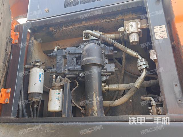 液压泵舱室正面整体(整机外观) 液压泵舱室正面整体(整机外观)