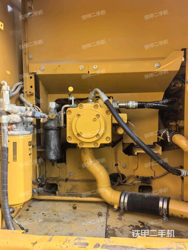 液壓泵艙室正面整體(整機(jī)外觀) 液壓泵艙室正面整體(整機(jī)外觀)