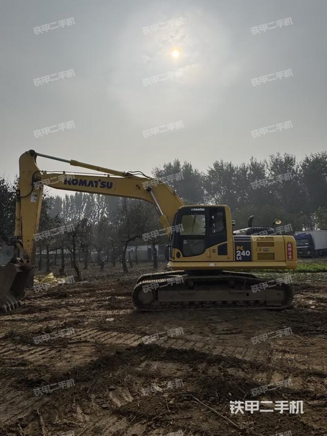 小松PC240LC-8M0挖掘機(jī)