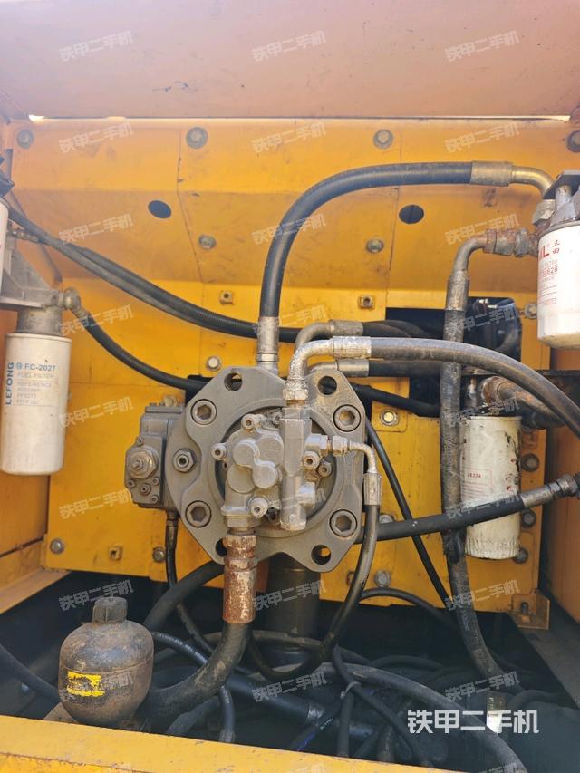 液压泵舱室正面整体(整机外观) 液压泵舱室正面整体(整机外观)