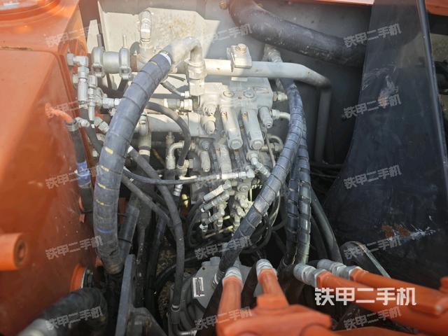 回轉(zhuǎn)馬達(dá)和主控閥(整機(jī)外觀) 回轉(zhuǎn)馬達(dá)和主控閥(整機(jī)外觀)