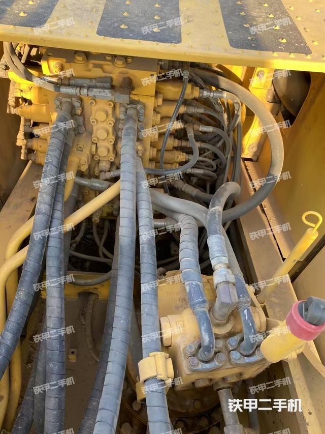 回转马达和主控阀（整机外观）