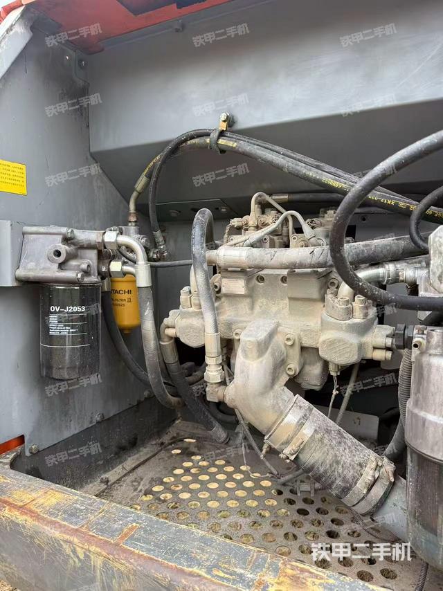 液压泵舱室正面整体(整机外观) 液压泵舱室正面整体(整机外观)