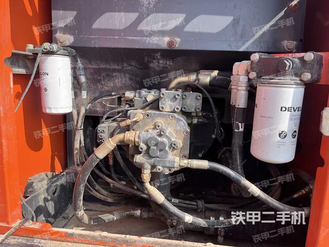 液壓泵艙室正面整體(整機(jī)外觀) 液壓泵艙室正面整體(整機(jī)外觀)