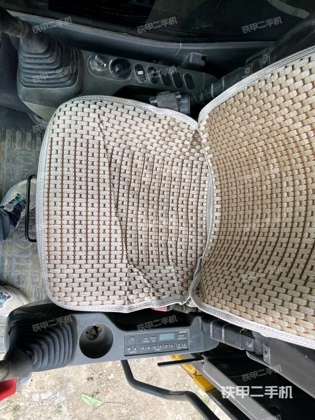 驾驶室整体(整机外观) 驾驶室整体(整机外观)