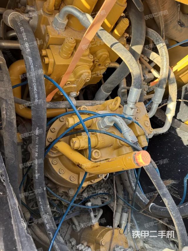 回转马达和主控阀（整机外观）