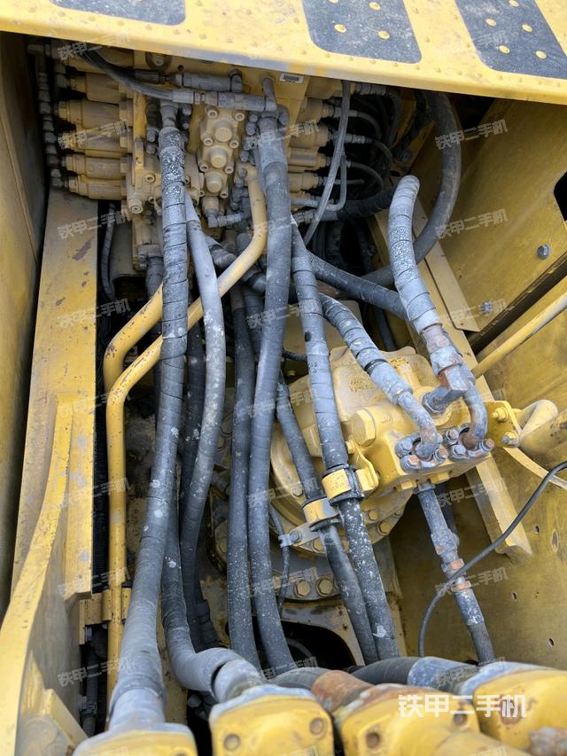 回转马达和主控阀(整机外观) 回转马达和主控阀(整机外观)