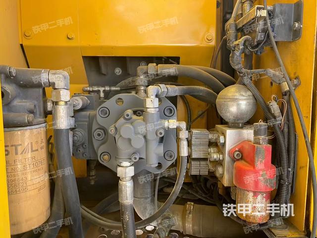 液压泵舱室正面整体(整机外观) 液压泵舱室正面整体(整机外观)