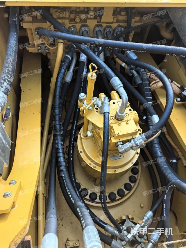 回轉馬達和主控閥(整機外觀) 回轉馬達和主控閥(整機外觀)