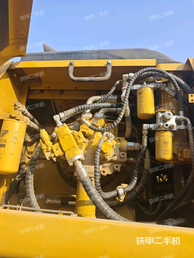 液压泵舱室正面整体(整机外观) 液压泵舱室正面整体(整机外观)