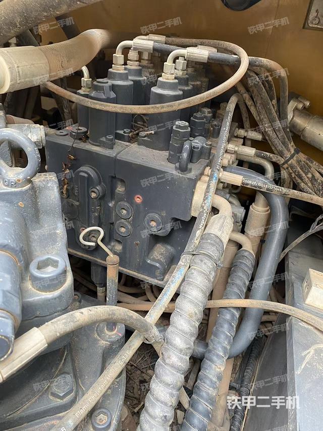 回轉(zhuǎn)馬達和主控閥(整機外觀) 回轉(zhuǎn)馬達和主控閥(整機外觀)