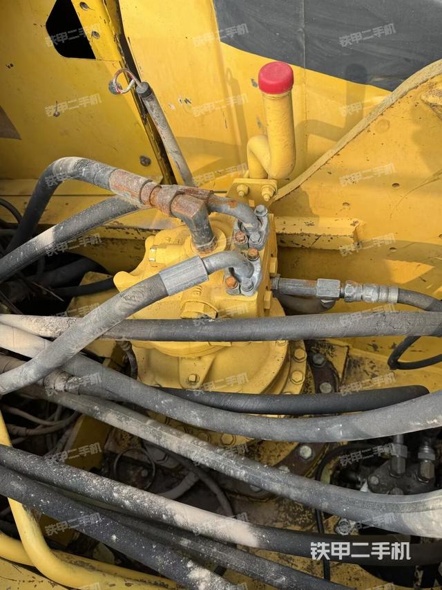 回轉(zhuǎn)馬達(dá)和主控閥(整機(jī)外觀) 回轉(zhuǎn)馬達(dá)和主控閥(整機(jī)外觀)