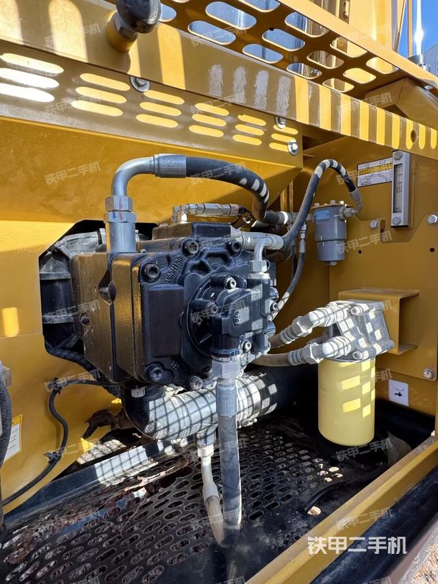 液压泵舱室正面整体（整机外观）