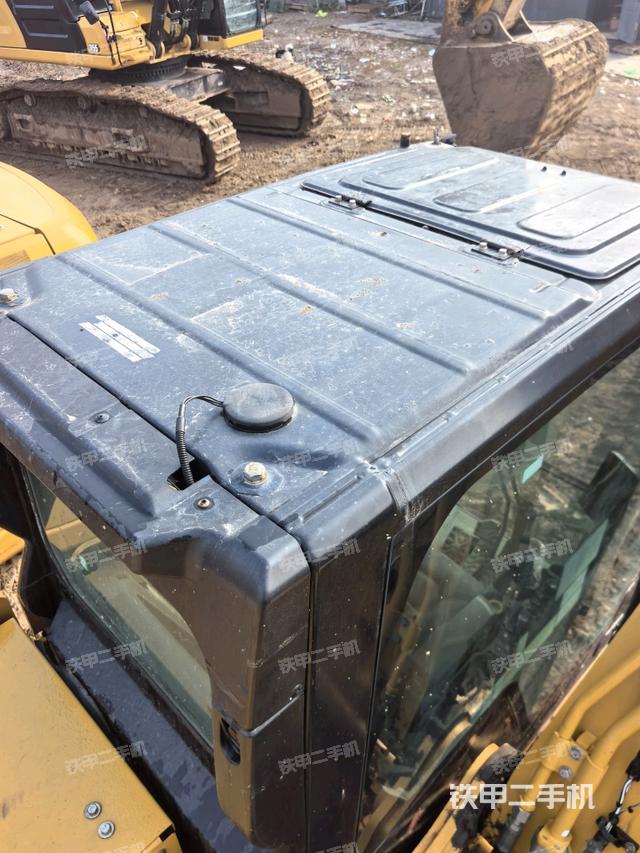 駕駛室頂部(整機(jī)外觀) 駕駛室頂部(整機(jī)外觀)