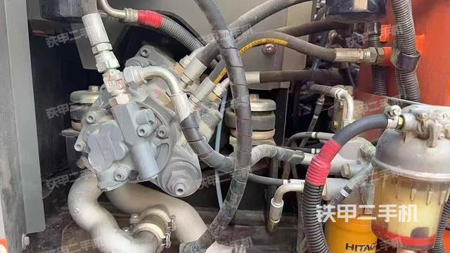 液壓泵艙室正面整體(整機(jī)外觀) 液壓泵艙室正面整體(整機(jī)外觀)