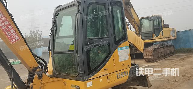 駕駛室整體(整機外觀) 駕駛室整體(整機外觀)