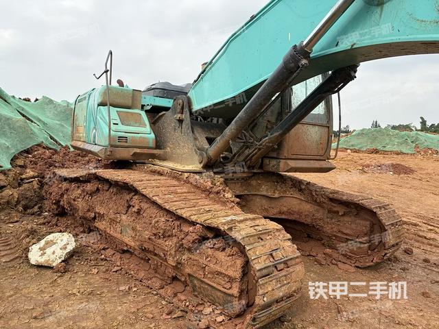 駕駛室整體(整機(jī)外觀) 駕駛室整體(整機(jī)外觀)
