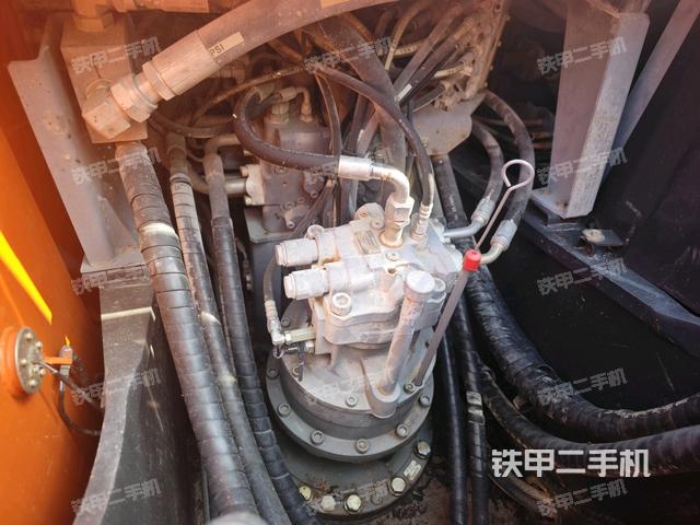 回轉(zhuǎn)馬達和主控閥(整機外觀) 回轉(zhuǎn)馬達和主控閥(整機外觀)