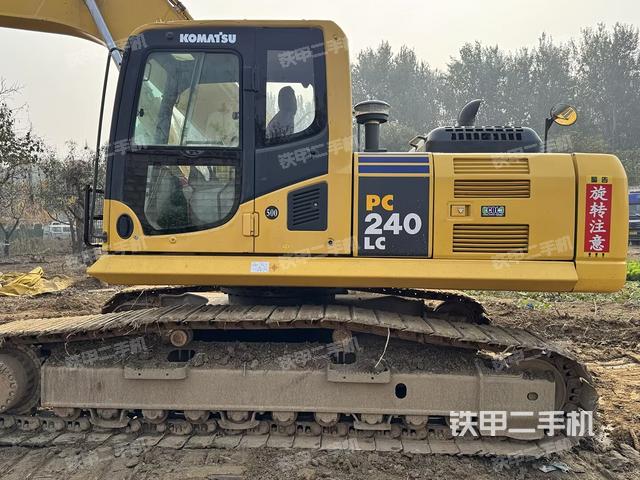 駕駛室整體(整機(jī)外觀) 駕駛室整體(整機(jī)外觀)