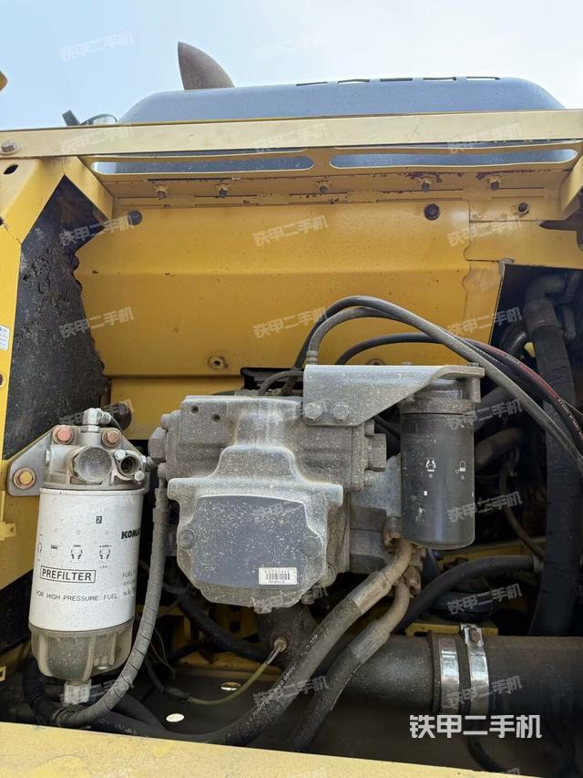 液压泵舱室正面整体（整机外观）