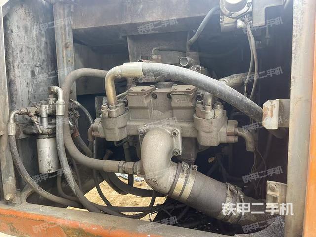 液壓泵艙室正面整體(整機(jī)外觀) 液壓泵艙室正面整體(整機(jī)外觀)