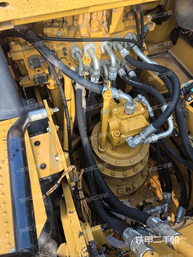 回轉(zhuǎn)馬達(dá)和主控閥(整機(jī)外觀) 回轉(zhuǎn)馬達(dá)和主控閥(整機(jī)外觀)