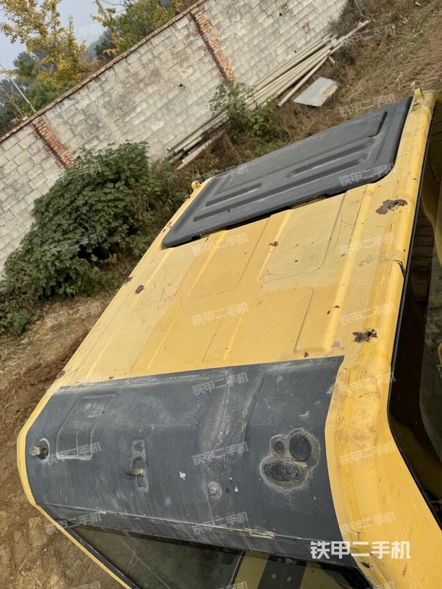 駕駛室頂部(整機(jī)外觀) 駕駛室頂部(整機(jī)外觀)