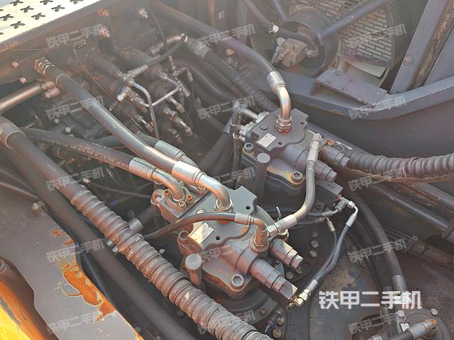 回转马达和主控阀(整机外观) 回转马达和主控阀(整机外观)