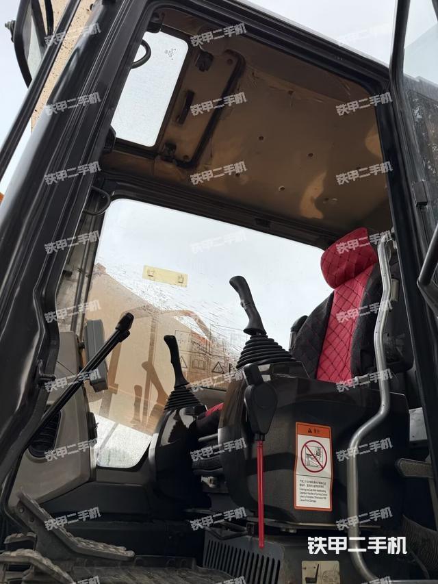 駕駛室整體(整機(jī)外觀) 駕駛室整體(整機(jī)外觀)