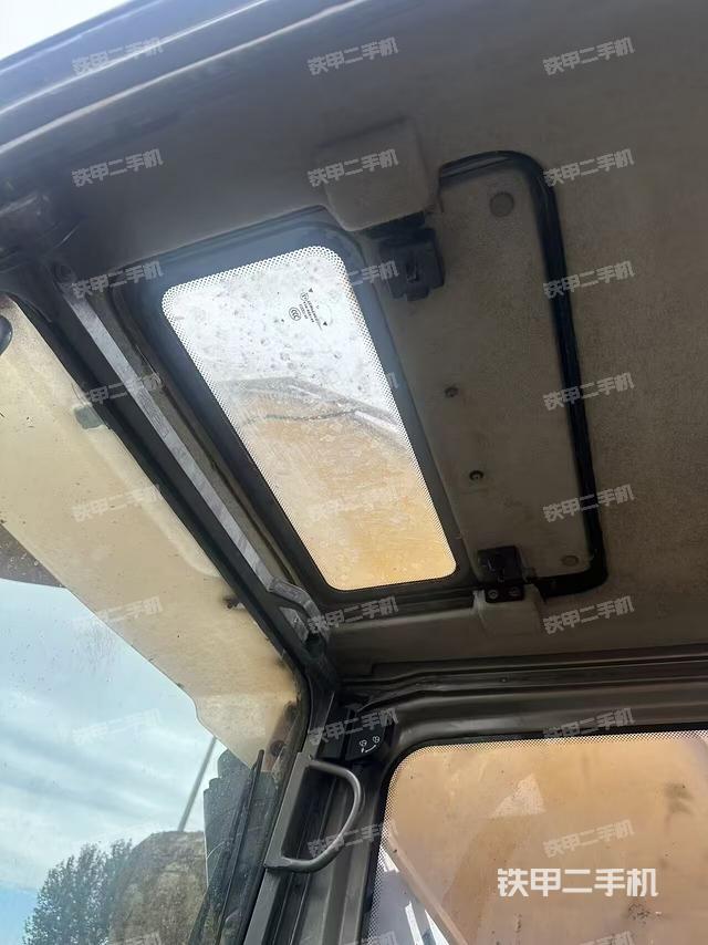 驾驶室顶部(整机外观) 驾驶室顶部(整机外观)