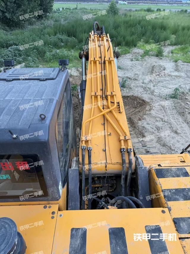 駕駛室頂部(整機(jī)外觀) 駕駛室頂部(整機(jī)外觀)
