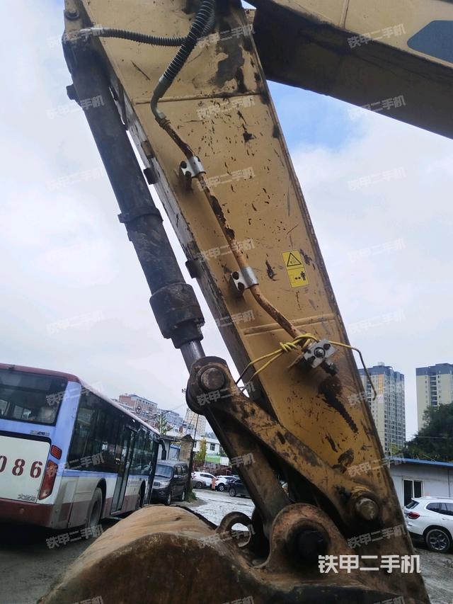 小臂整体左后(工作和回转装置) 小臂整体左后(工作和回转装置)
