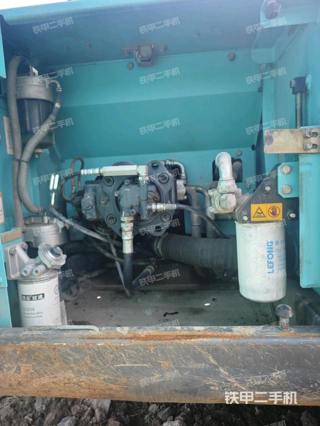 液压泵舱室正面整体(整机外观) 液压泵舱室正面整体(整机外观)