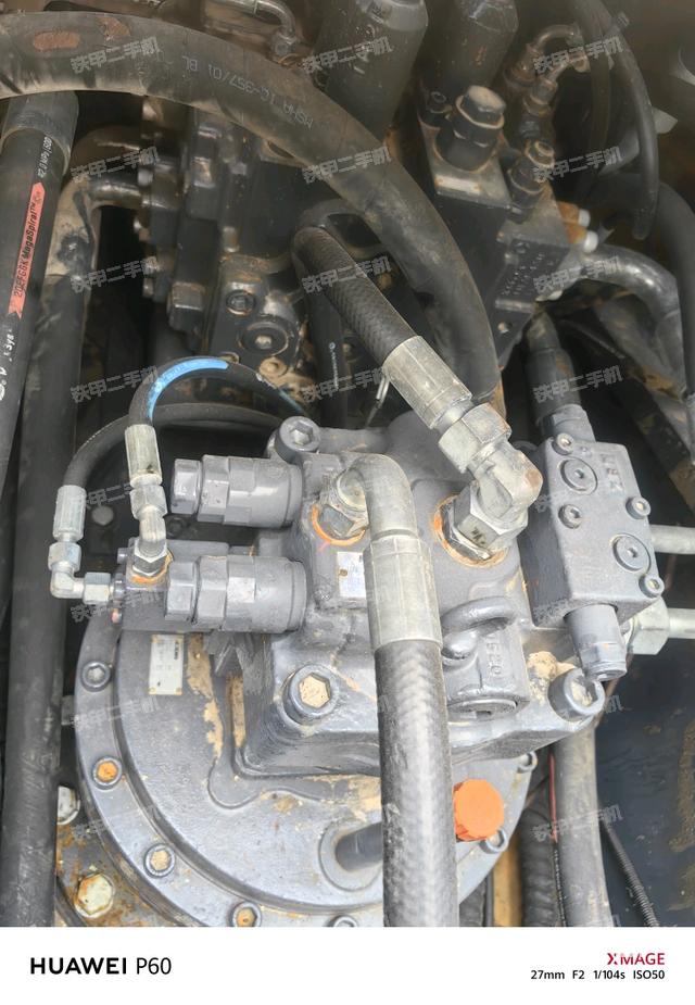 回转马达和主控阀(整机外观) 回转马达和主控阀(整机外观)