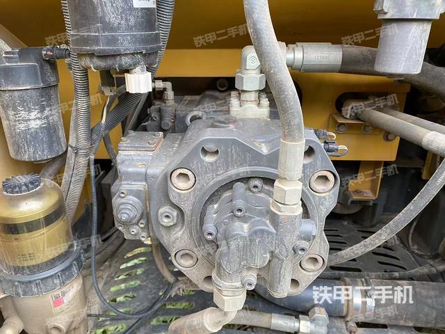 液壓泵艙室正面整體(整機外觀) 液壓泵艙室正面整體(整機外觀)