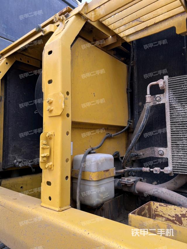 驾驶室顶部(整机外观) 驾驶室顶部(整机外观)