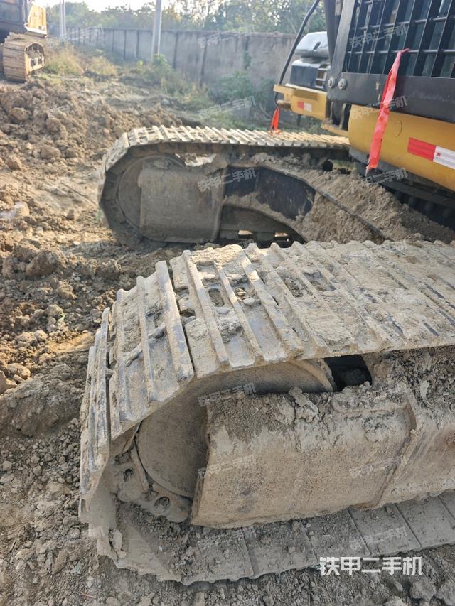 单侧履带整体(整机外观) 单侧履带整体(整机外观)