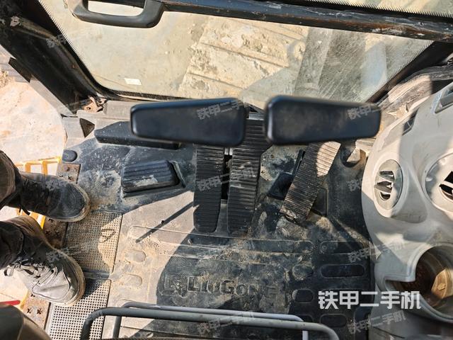 座椅左侧控制台/音响/含左手柄(驾驶室部分) 座椅左侧控制台/音响/含左手柄(驾驶室部分)