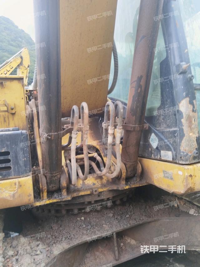 大臂油缸整体 竖拍(工作和回转装置) 大臂油缸整体 竖拍(工作和回转装置)