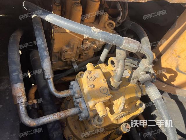 回转马达和主控阀(整机外观) 回转马达和主控阀(整机外观)