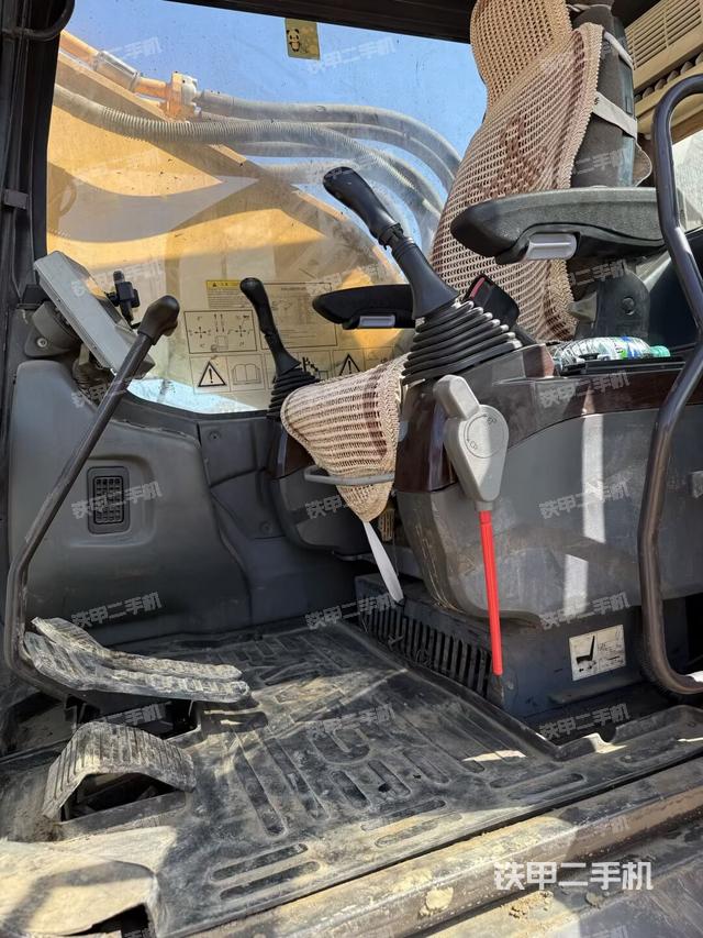 驾驶室整体(整机外观) 驾驶室整体(整机外观)