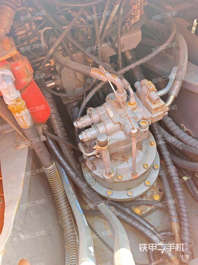 回轉(zhuǎn)馬達(dá)和主控閥(整機(jī)外觀) 回轉(zhuǎn)馬達(dá)和主控閥(整機(jī)外觀)