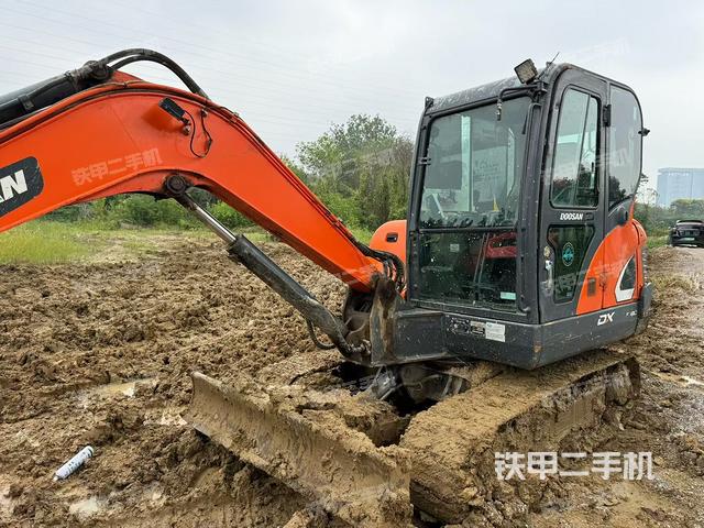 驾驶室整体(整机外观) 驾驶室整体(整机外观)
