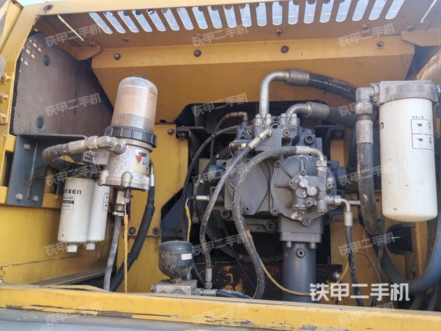液压泵舱室正面整体(整机外观) 液压泵舱室正面整体(整机外观)