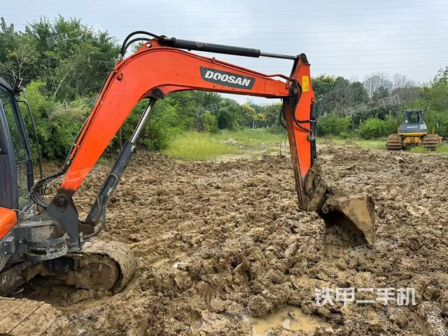 回转马达和主控阀(整机外观) 回转马达和主控阀(整机外观)