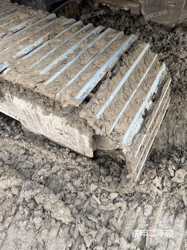 單側(cè)履帶整體(整機(jī)外觀) 單側(cè)履帶整體(整機(jī)外觀)