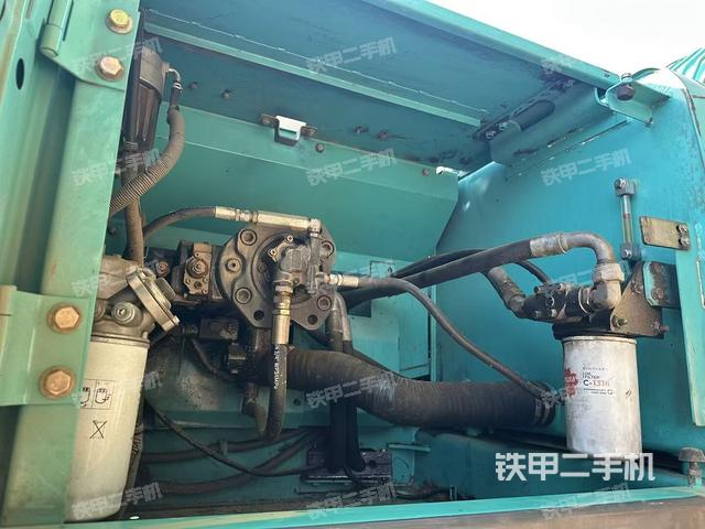 液压泵舱室正面整体(整机外观) 液压泵舱室正面整体(整机外观)