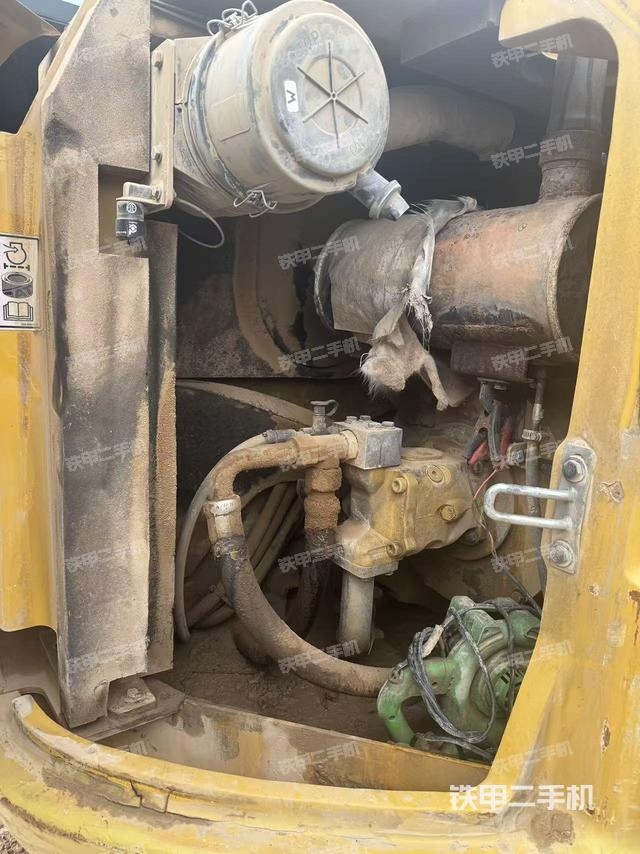 液壓泵艙室正面整體(整機(jī)外觀) 液壓泵艙室正面整體(整機(jī)外觀)