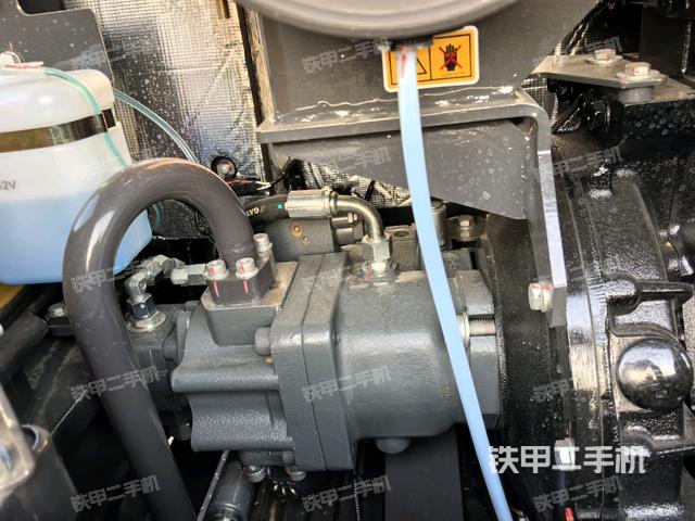 液压泵舱室正面整体(整机外观) 液压泵舱室正面整体(整机外观)