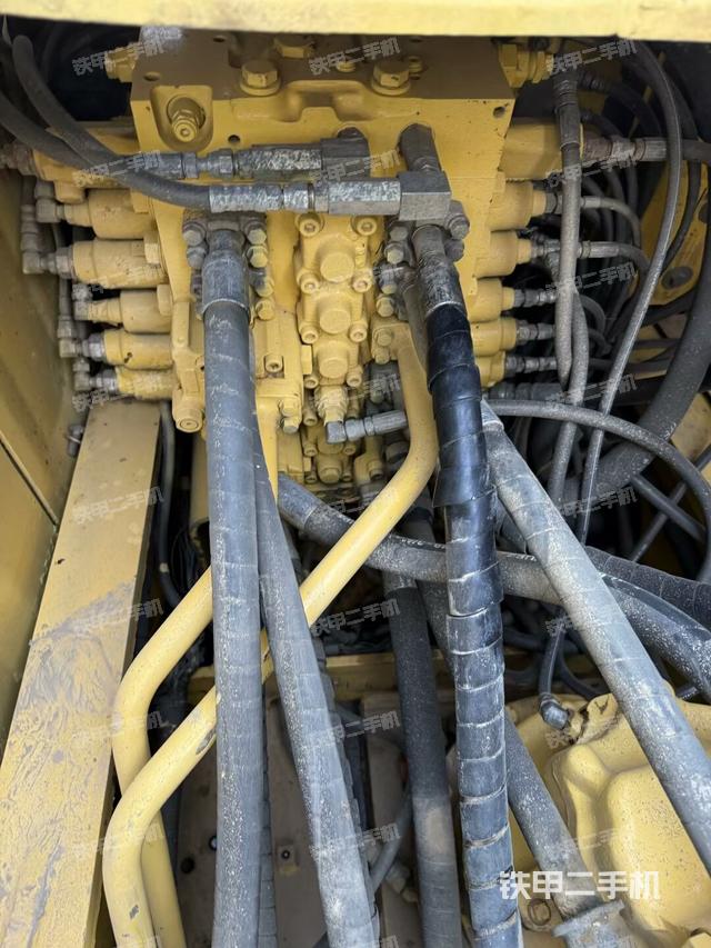 回转马达和主控阀（整机外观）